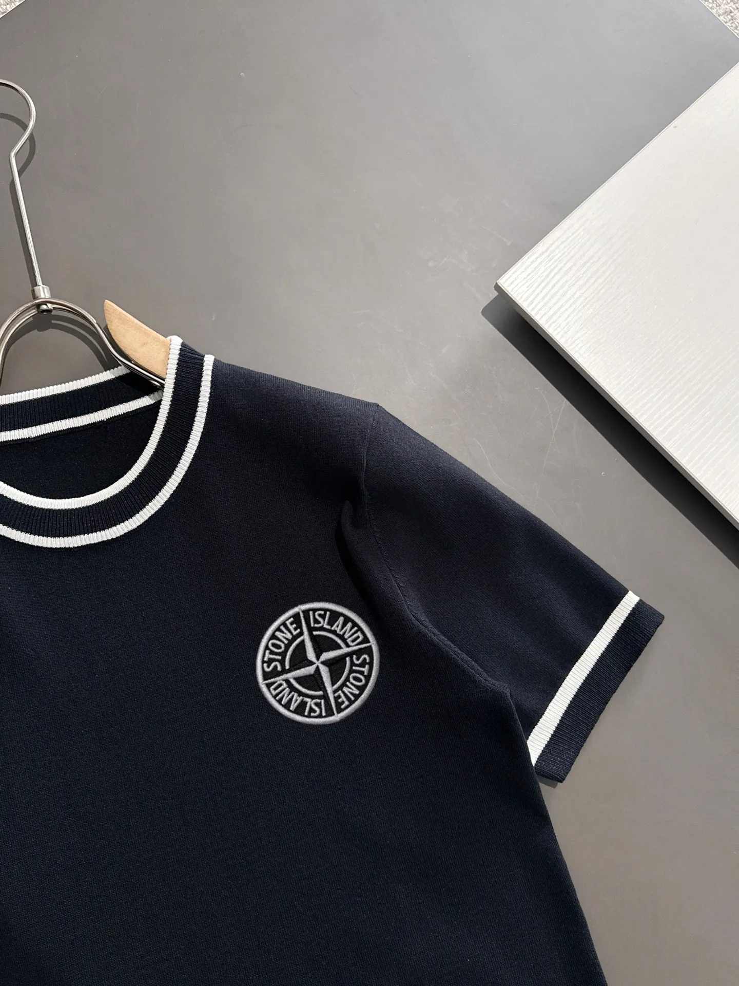 🅿️320 shipped next day, high quality Stone Island 2025 spring and summer new men's round neck short-sleeved T-shirt. Made of combed cotton yarn knitted cotton fabric, pure cotton high-weight special yarn, it feels heavy when weighed, and the upper body is more textured than ordinary T-shirts. This texture can cope with the weather easily and is suitable for both hot and cold! The pattern on the chest adopts three-dimensional embroidery technology, and is perfectly produced stitch by stitch with reference to the original version! Loose fit design, looks noble. Size: M to XXXL